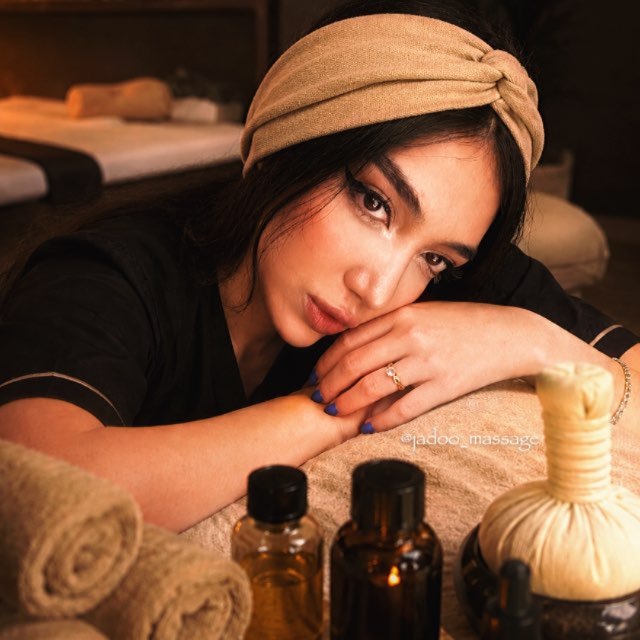 ماساژور حرفه‌ای در کنار روغن‌های آروماتراپی